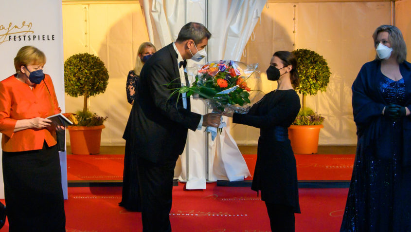 Ministerpräsident Dr. Markus Söder, MdL (2. von links), überreicht der Dirigentin Oksana Lyniv (2. von rechts) einen Blumenstrauß.
